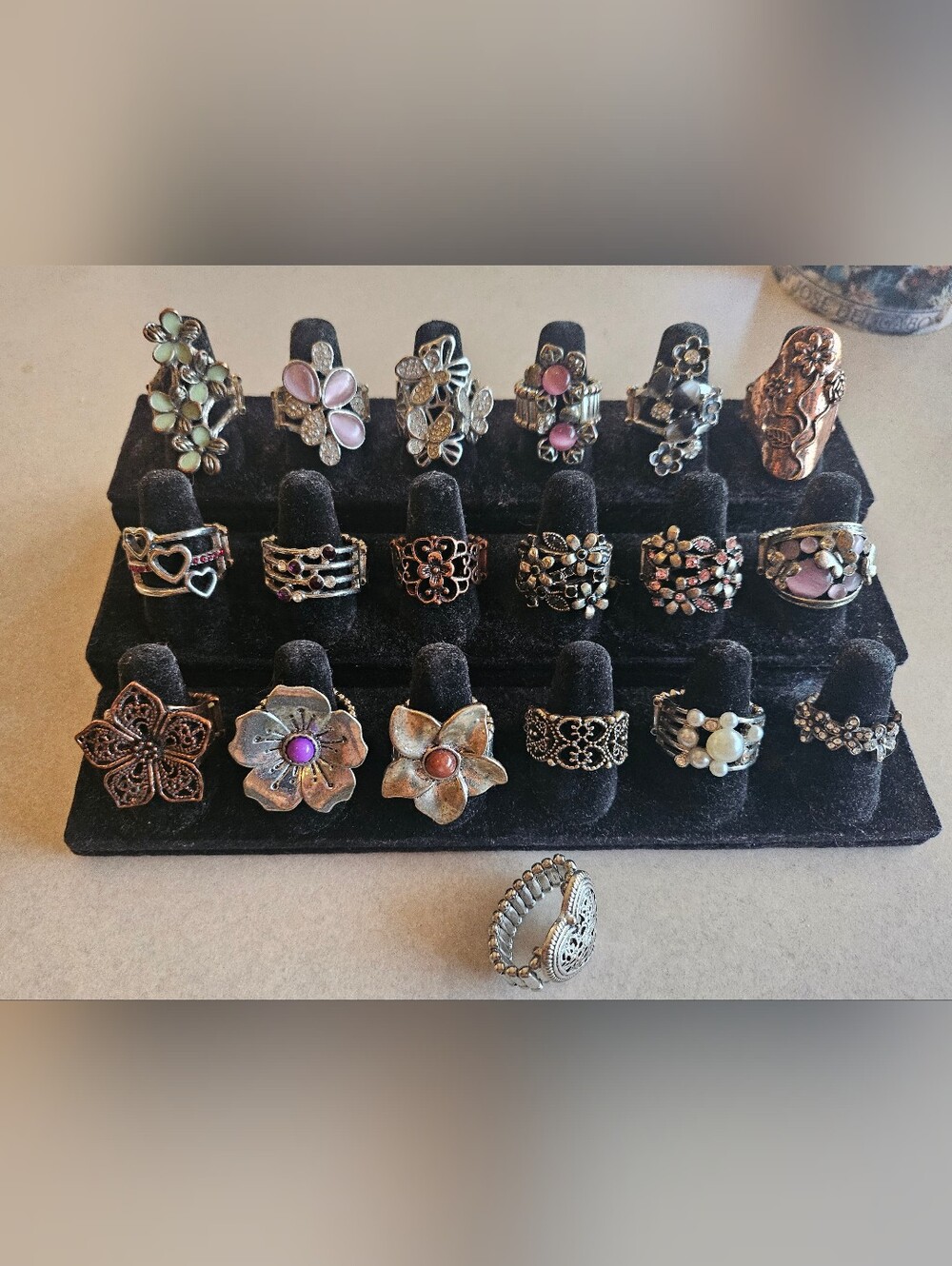 19 Vintage-Style Floral/Butterfly Silver & Gold Tone Rings w/stand